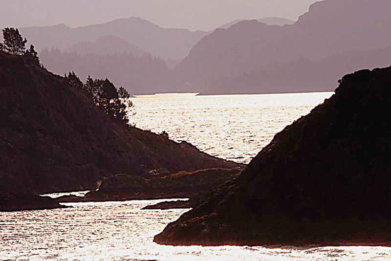 FJORDÜBERGANG IM GEGENLICHT