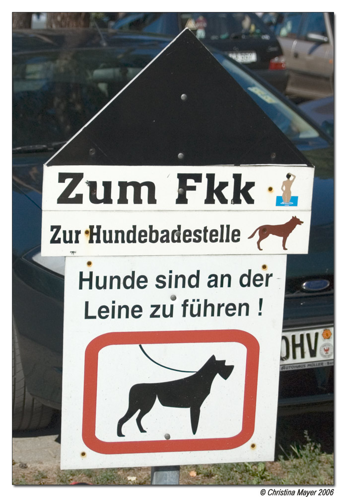 FKK! Gut, dass die Hunde an der Leine sind!