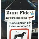 FKK! Gut, dass die Hunde an der Leine sind!