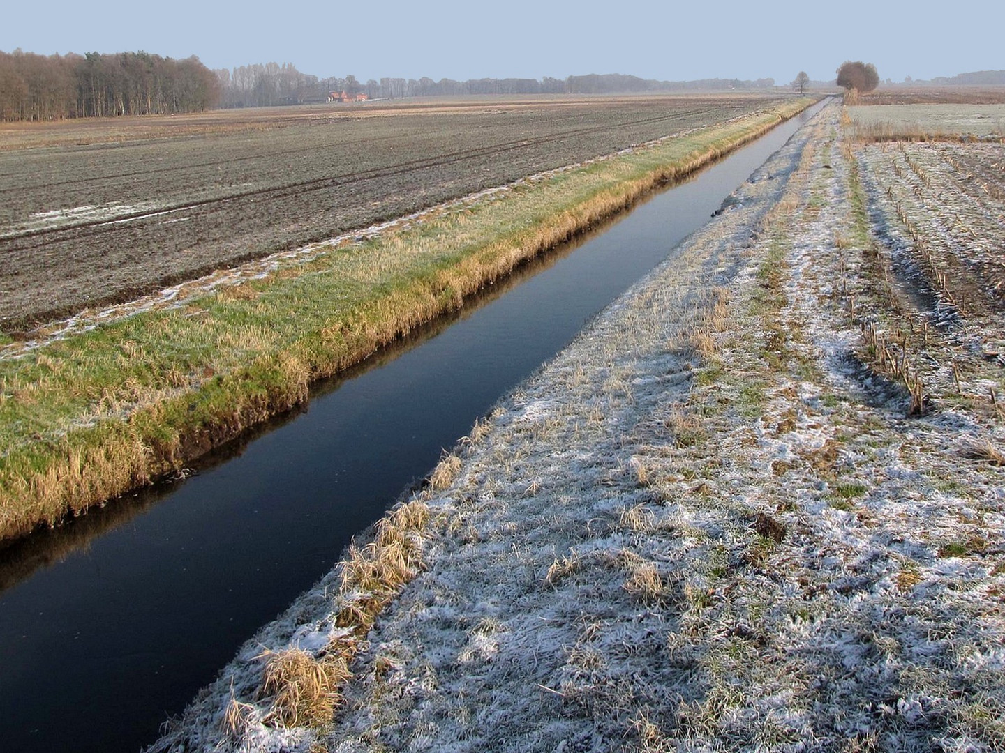 Flaches überfrorenes Land