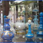 ..Flacons anciens au musée du parfum au château de Chamerolles (45)