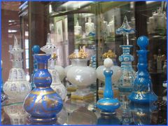 ..Flacons anciens au musée du parfum au château de Chamerolles (45)