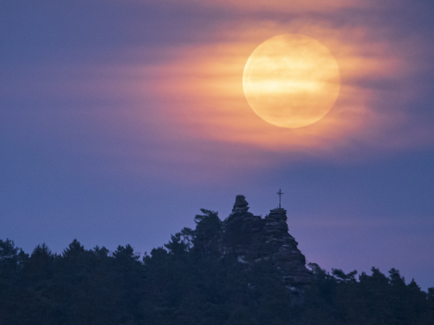 Fladenstein mit Mond