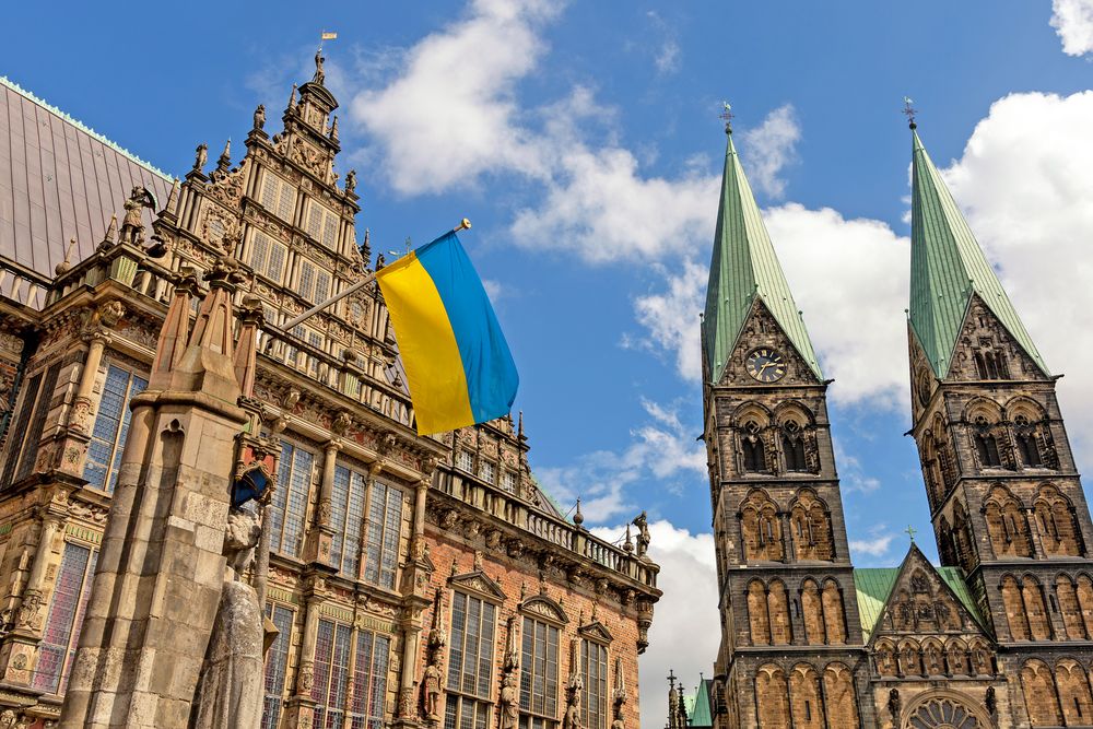 Flagge bekennen - Das Bremer Rathaus mit dem St.-Petri-Dom