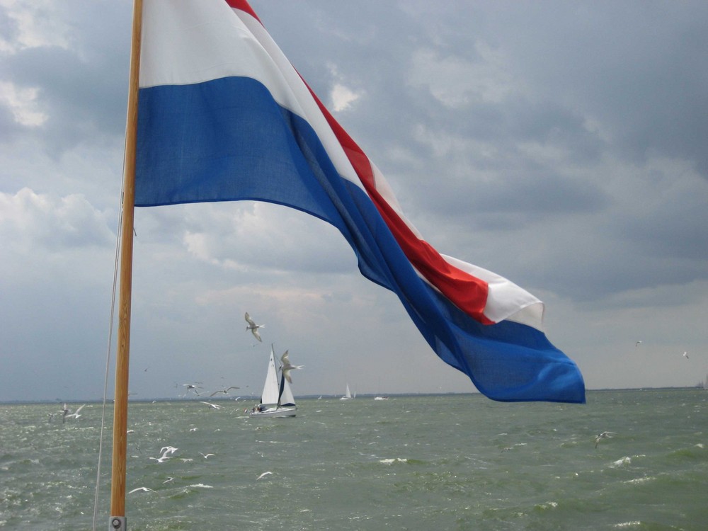 Flagge und Ijsselmeer