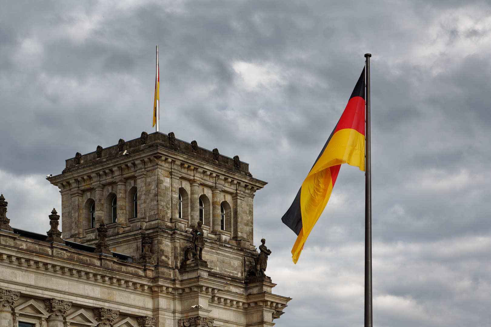 Flagge vor dem Bundestag