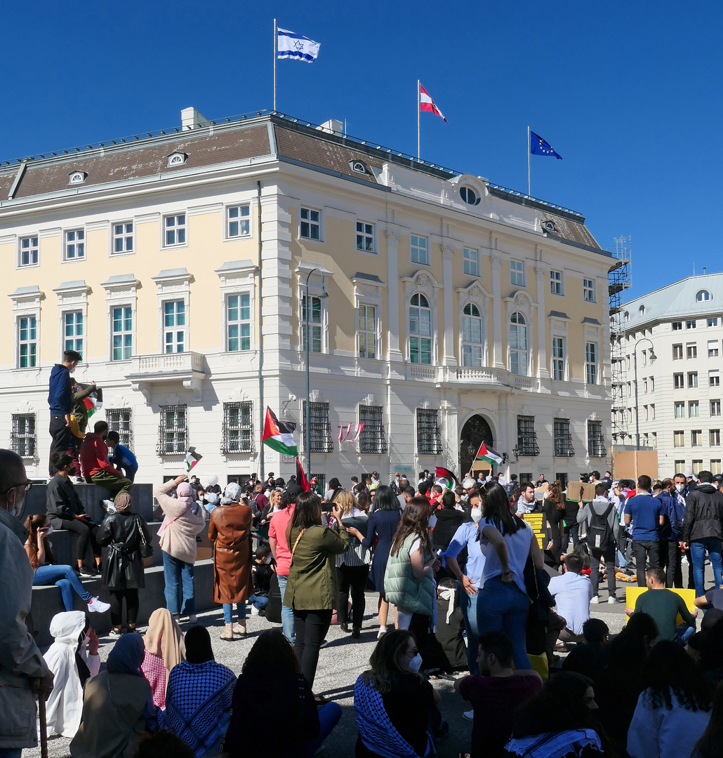 Flaggen beim Bundeskanzleramt