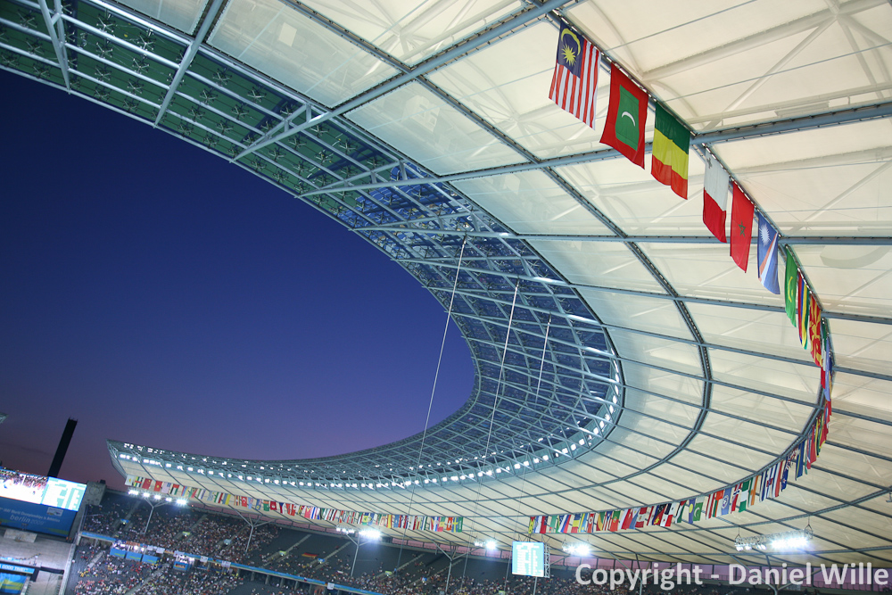 Flaggen im Berliner Abendhimmel - Leichtathletik WM Olympiastadion Berlin