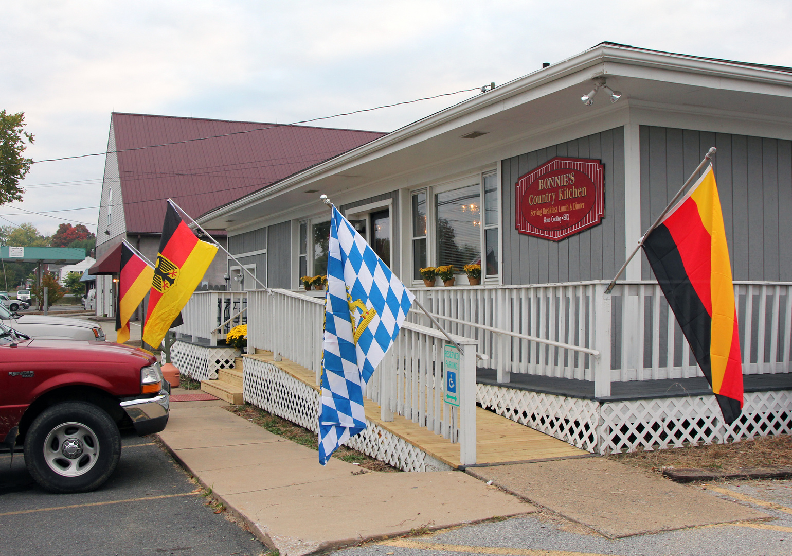 Flaggen zum Oktoberfest in Lovettsville, Bonnies Country Kitchen, VA, USA