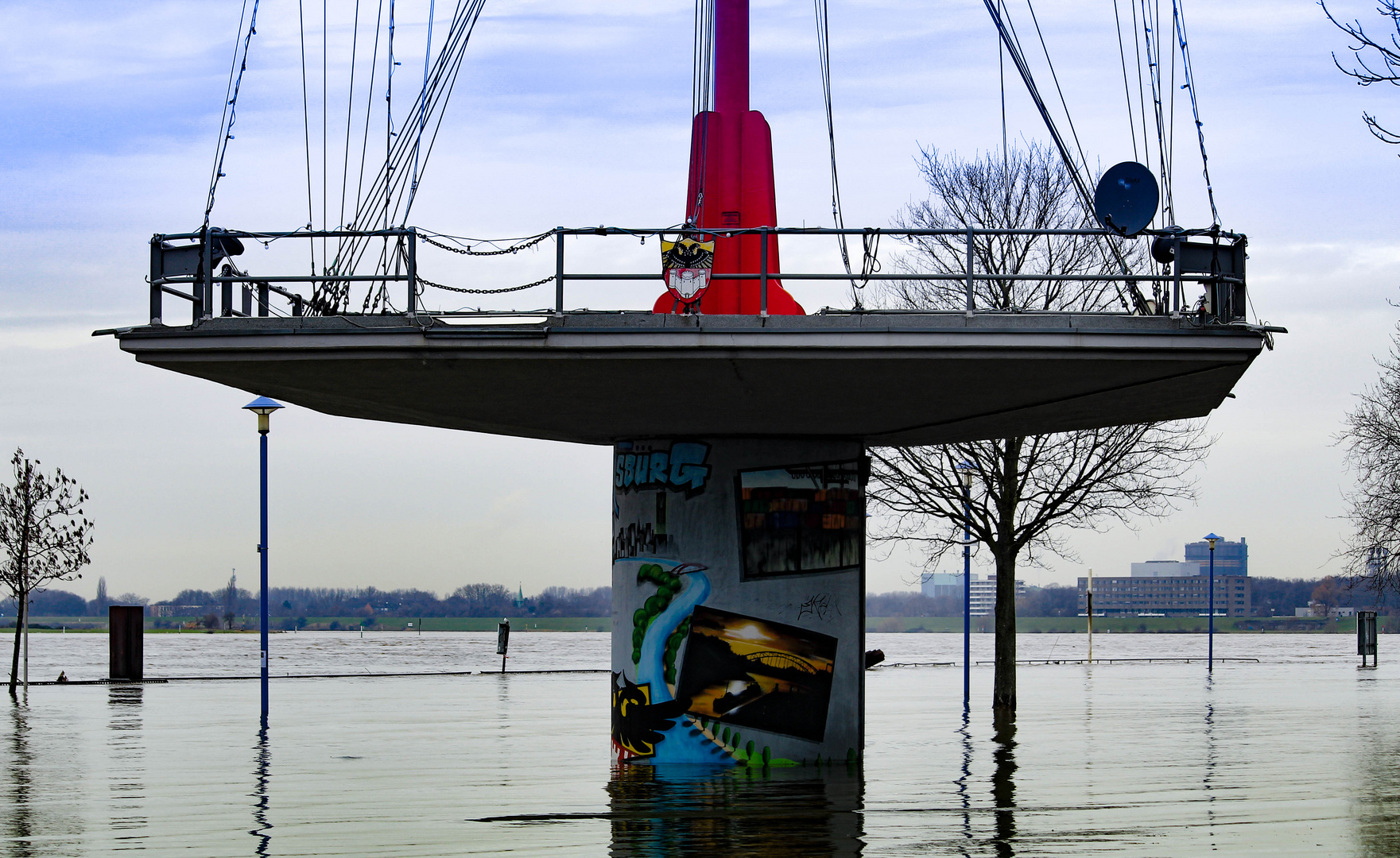 Flaggenmast im Hochwasser