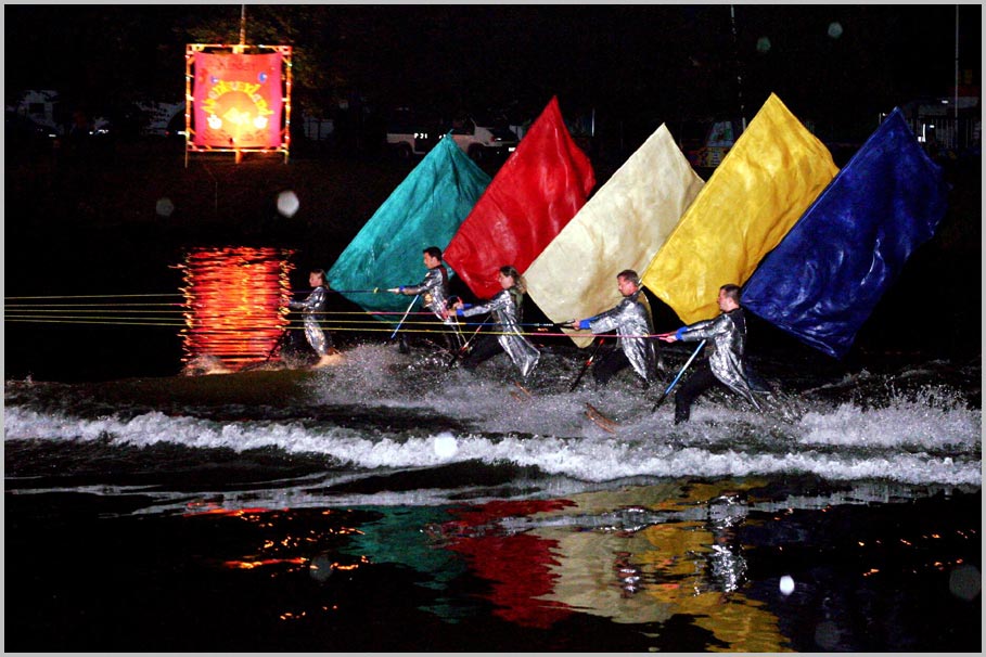 Flaggenparade bei Nacht...