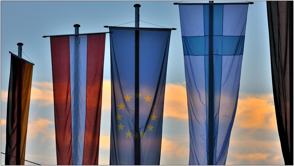 ... Flaggenparade im Abendrot ...