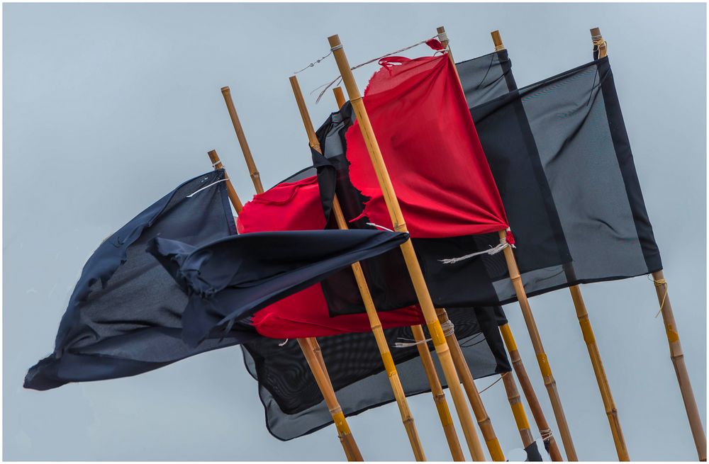 Flaggenparade im Hafen