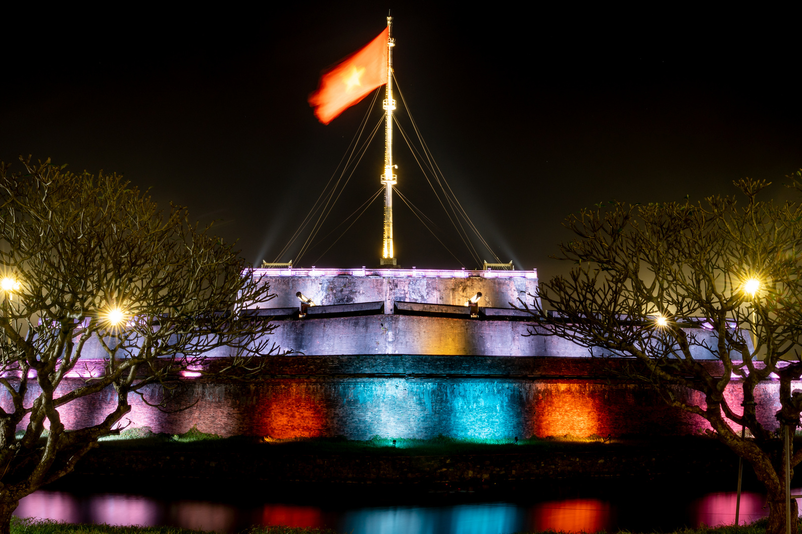 Flaggenturm des Kaiserpalstes bei Nacht