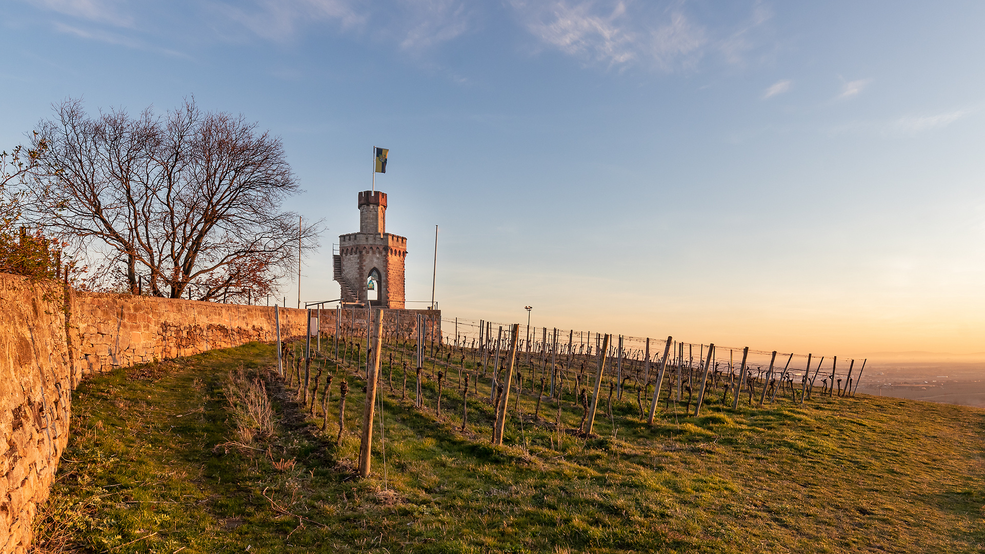 Flaggenturm in der Morgensonne.