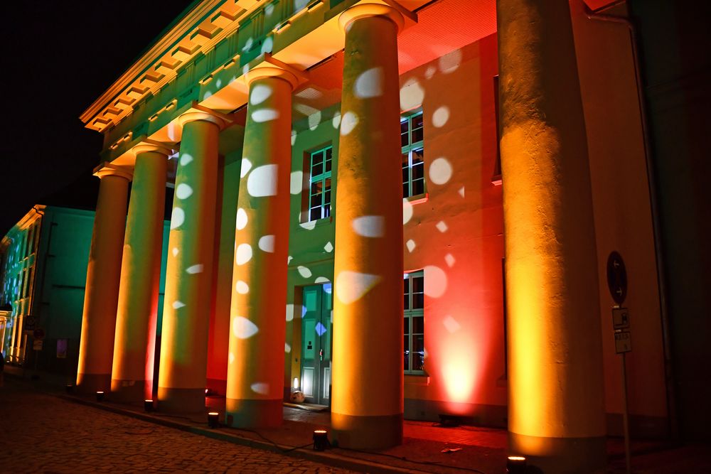 Flair zur Lichtwoche 2024 auf dem Universitätsplatz in Rostock
