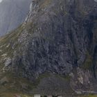 Flakstad Kirke vor imposanter Kulisse_1