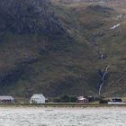 Flakstad Kirke vor imposanter Kulisse_2