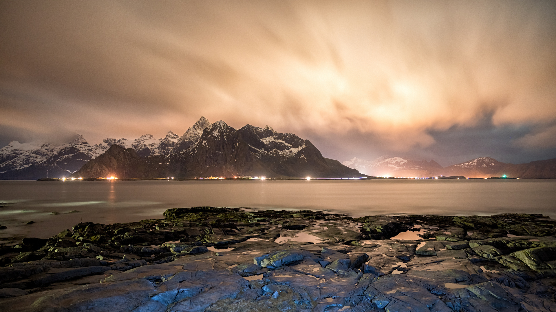 Flakstad @ Night