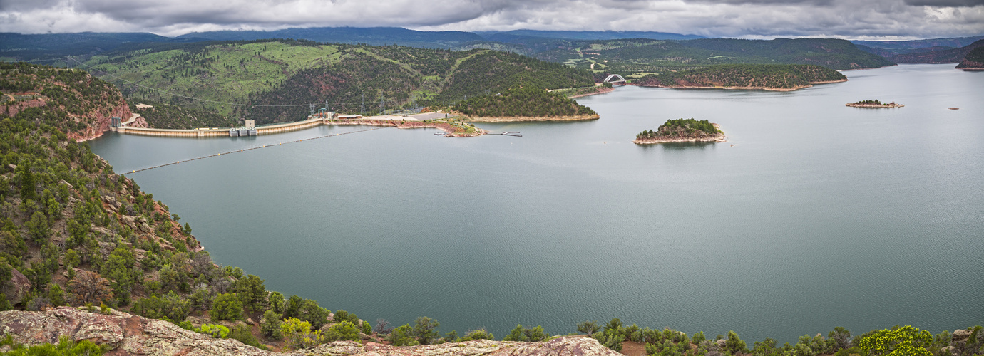 Flaming Gorge Reservoir mit dem Stauwehr