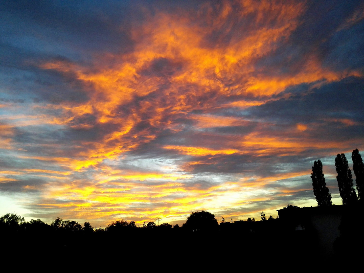 Flammen Himmel über Halle Neustadt