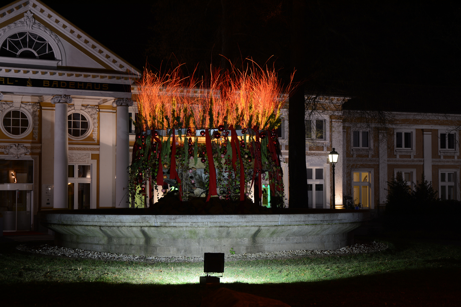 Flammen vor den Thermal- und Bäderhaus