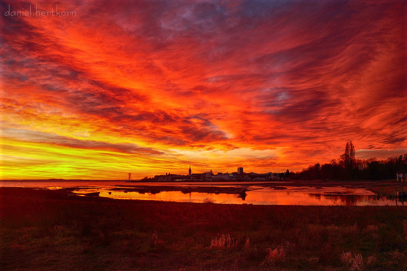 flammender Himmel über Friedrichshafen