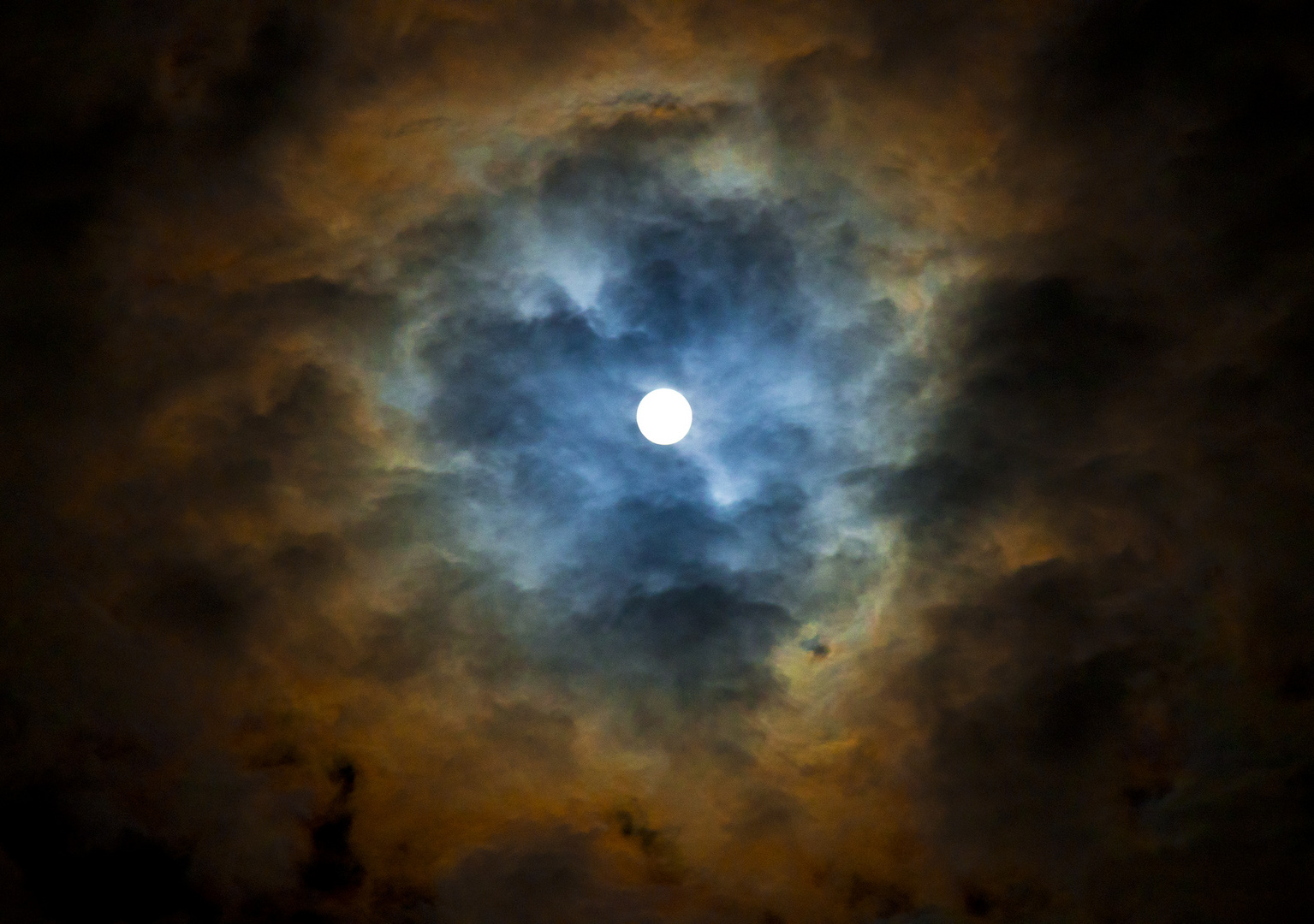 Flammender Mond