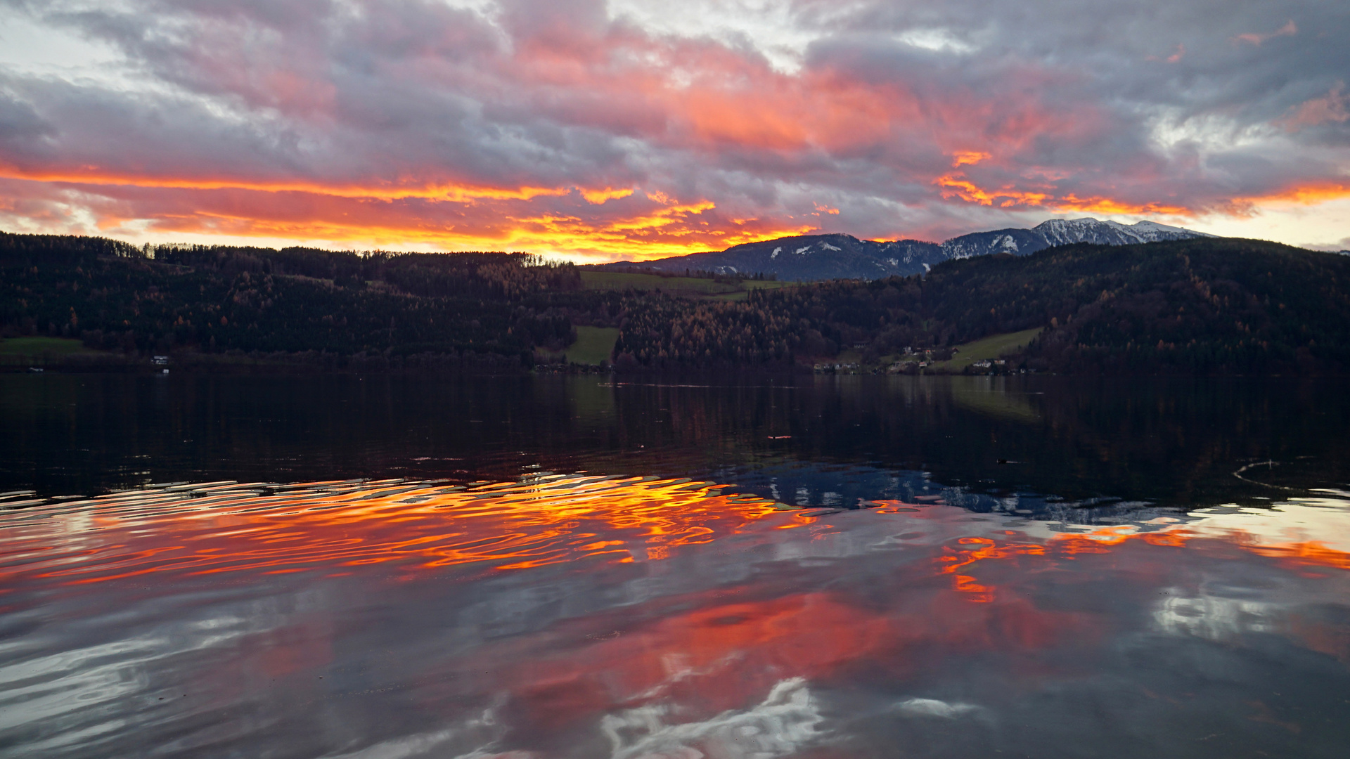 Flammender Sonnenuntergang am See