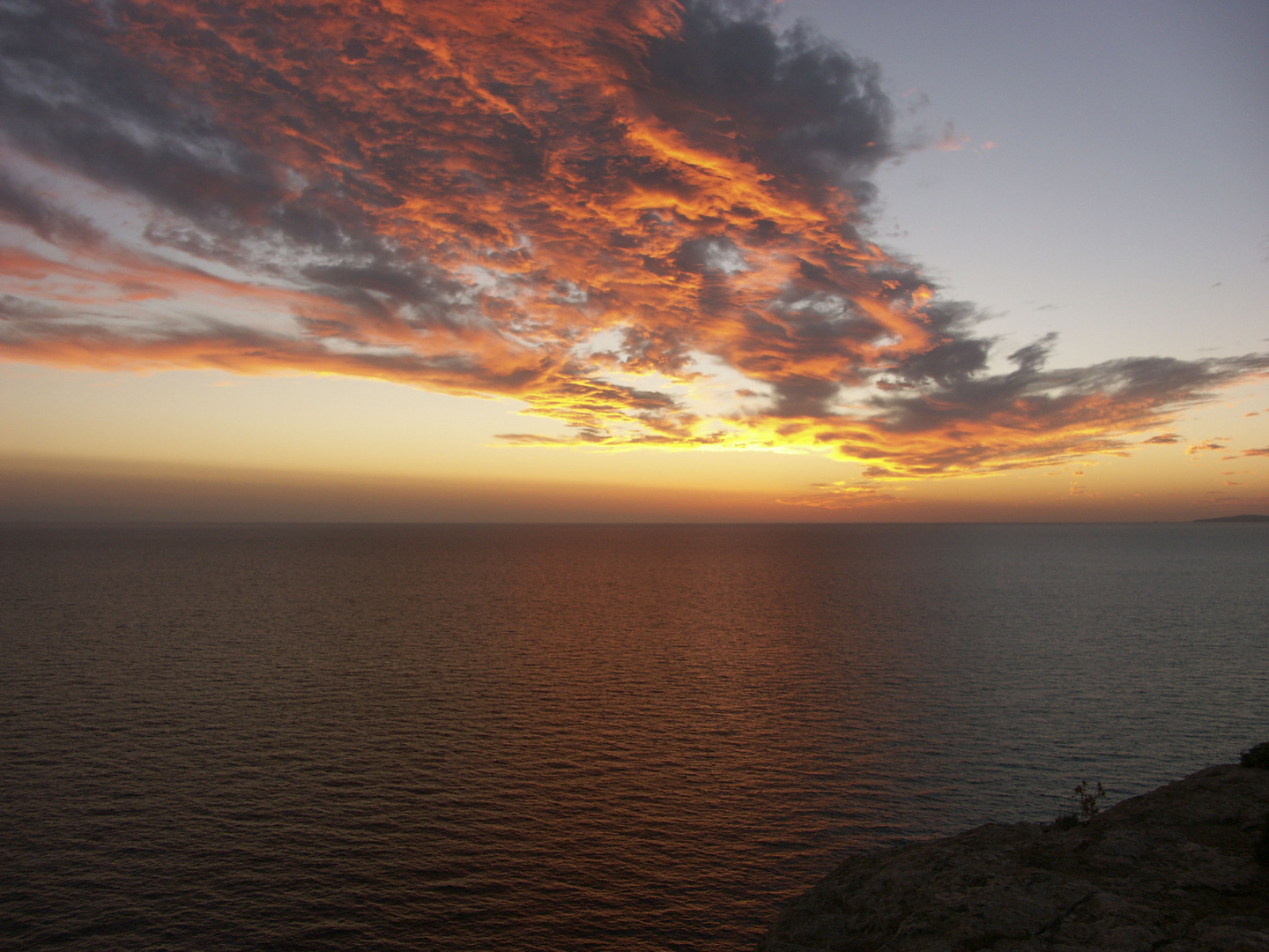 Flammendes Inferno am Meer