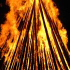 Flammenglut im Sonnwendfeuer