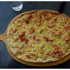 Flammkuchen mit Räucherlachs und Shrimps