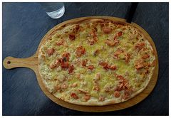 Flammkuchen mit Räucherlachs und Shrimps