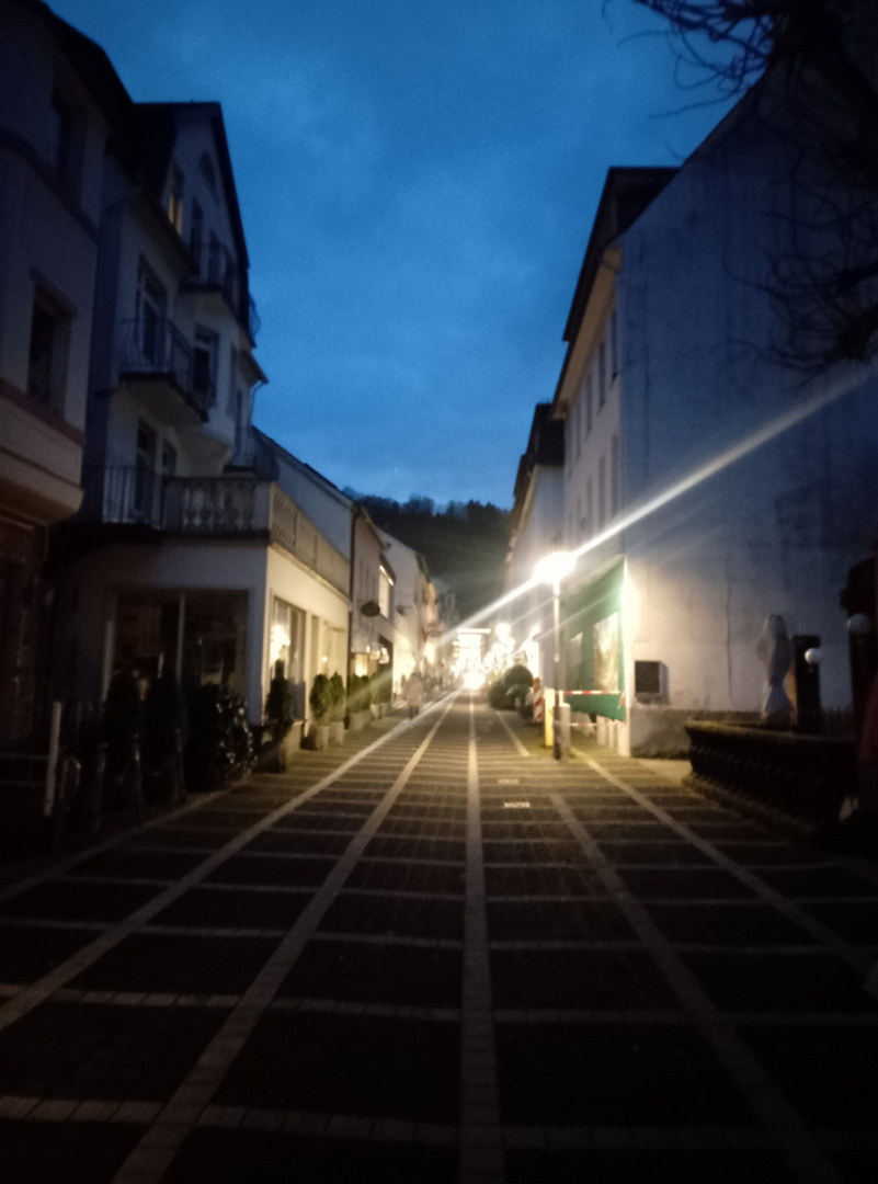 Flaniermeile in Bad Bertrich am Abend