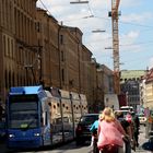 Flaniermeile Maximilianstrasse in München zur Mittagszeit