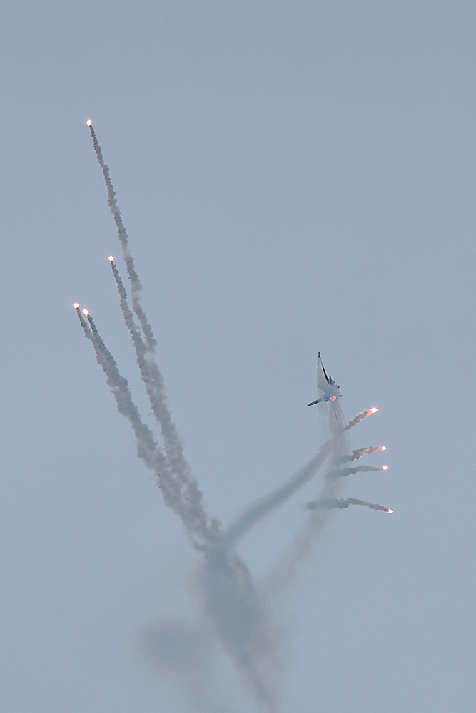 Flares F16