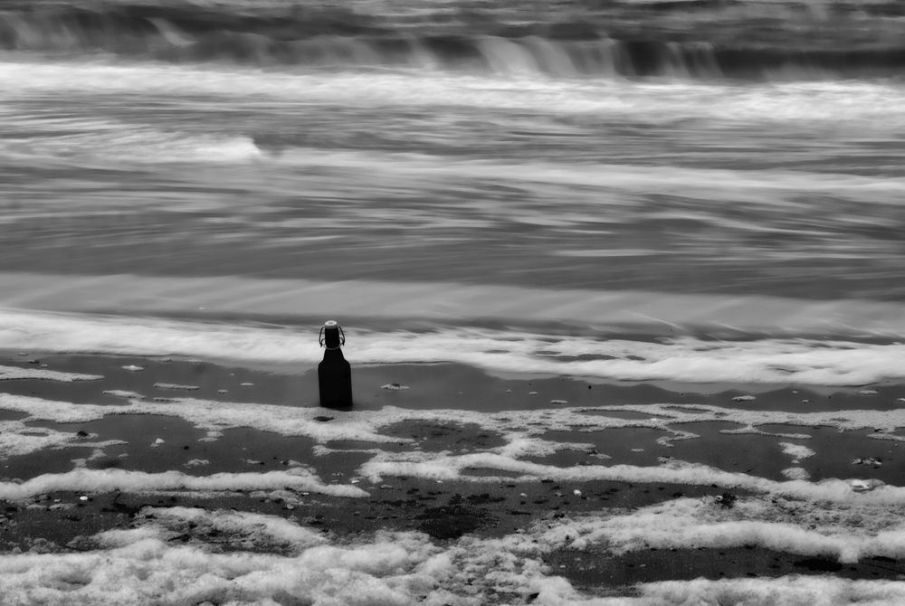 flasche leer im meer .