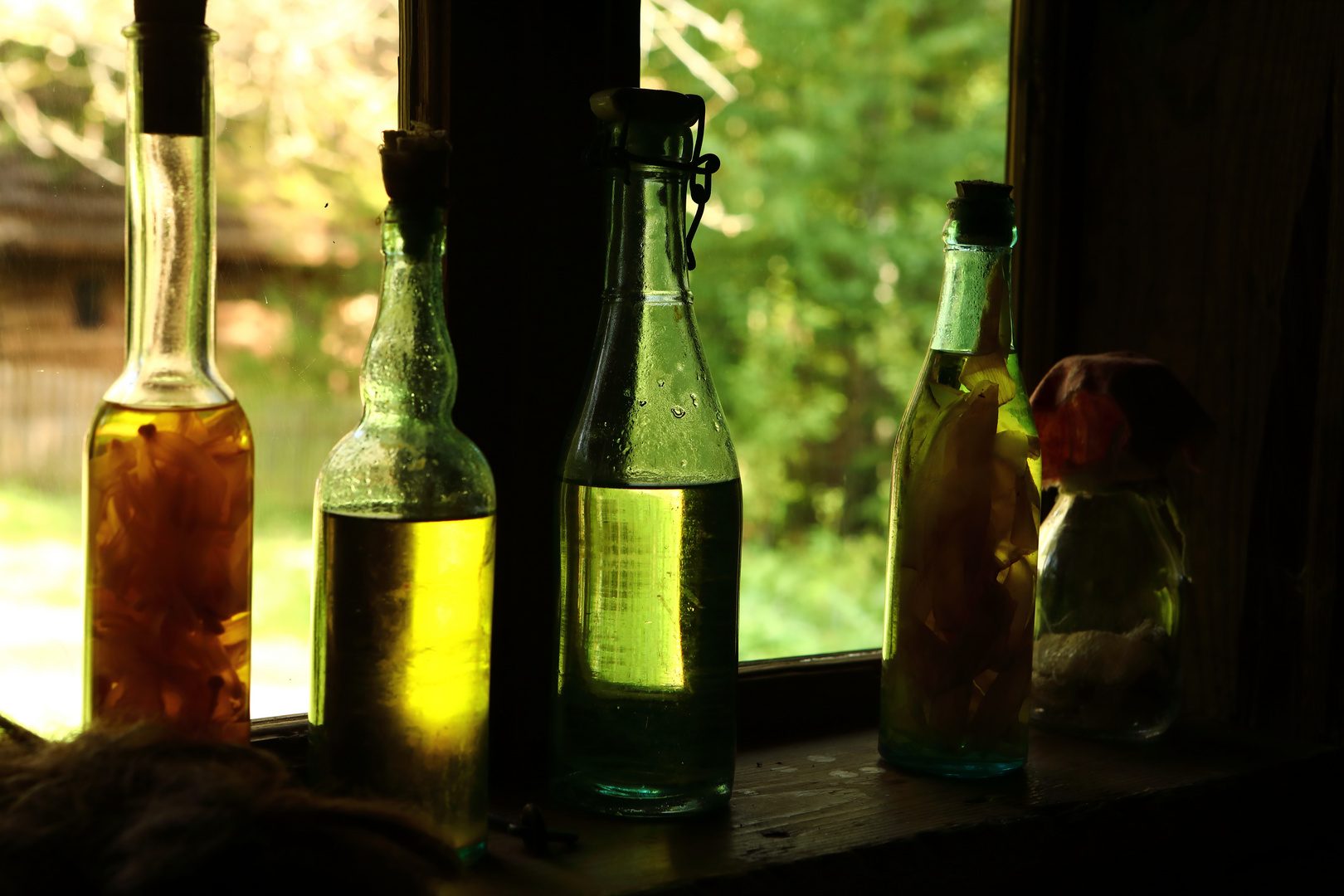 Flaschen am Fenster