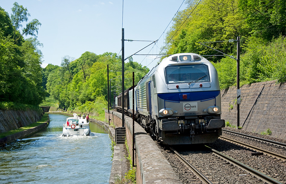 Flaschen am Kanal