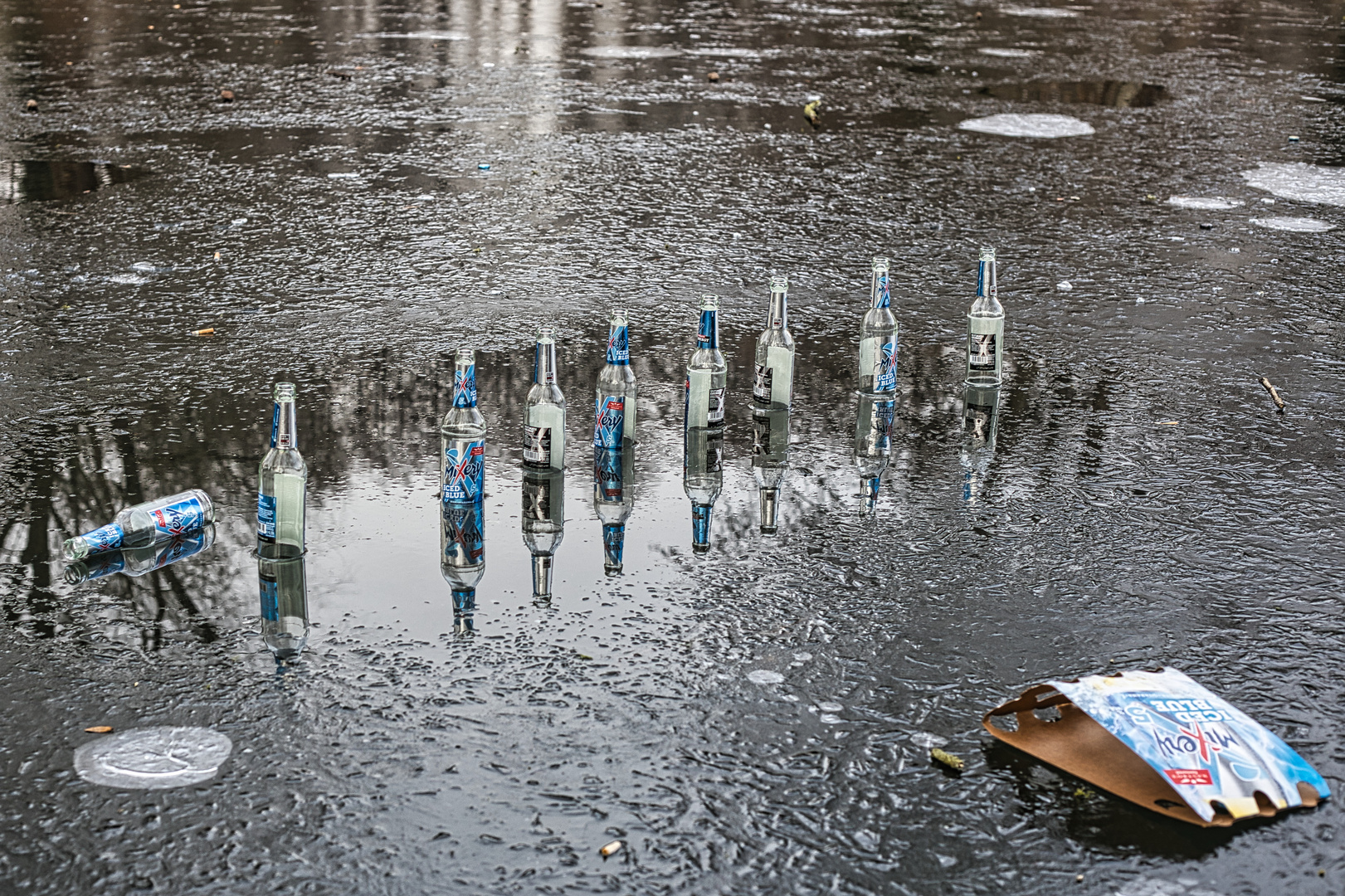 Flaschen im Teich