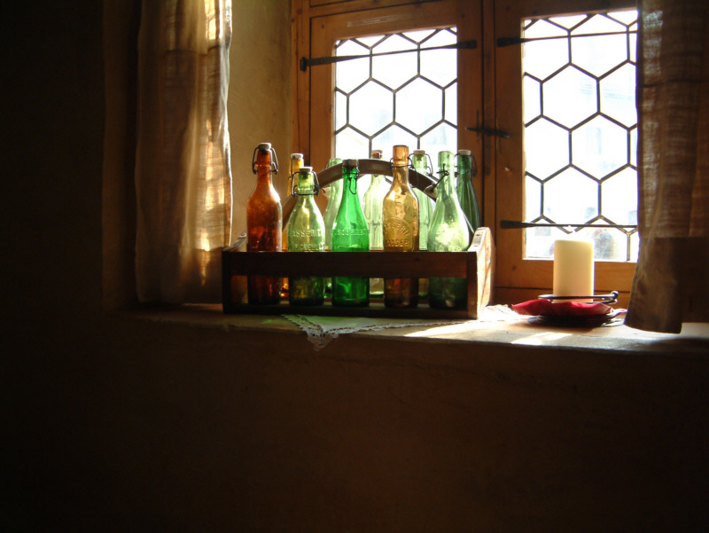 Flaschen vor Fenster