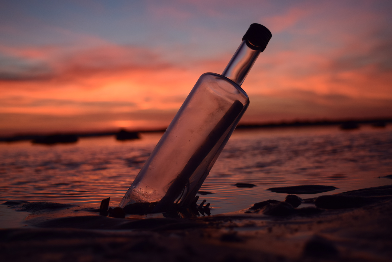 Flaschenpost im Sonnenuntergang
