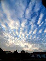 Flauschige Wolkenbahnen