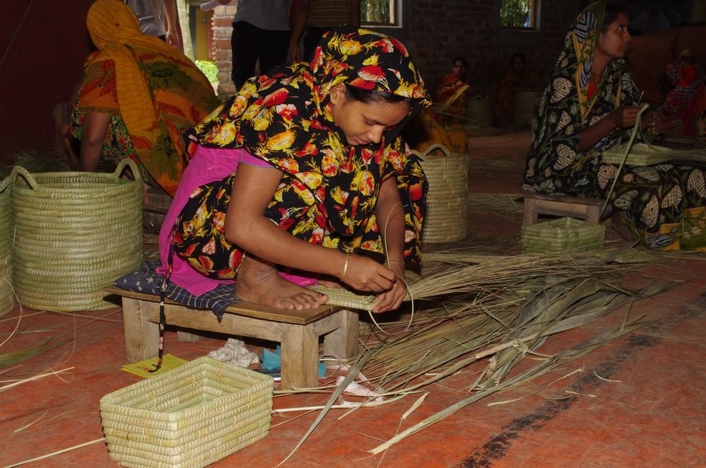 Flechten, wickeln, binden für die Welt - Arbeiterin in Rangpur 