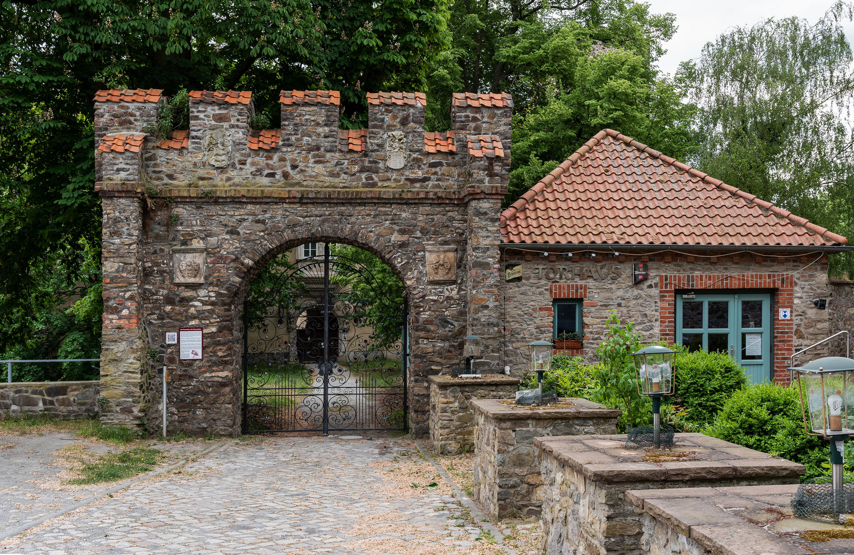 Flechtingen (3) Eingangspforte zum Wasserschloss.