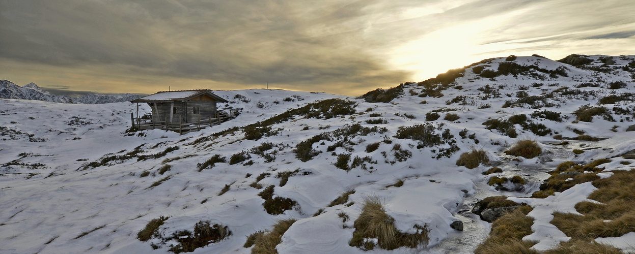 "Flecknerseehütte" im Abendgelb