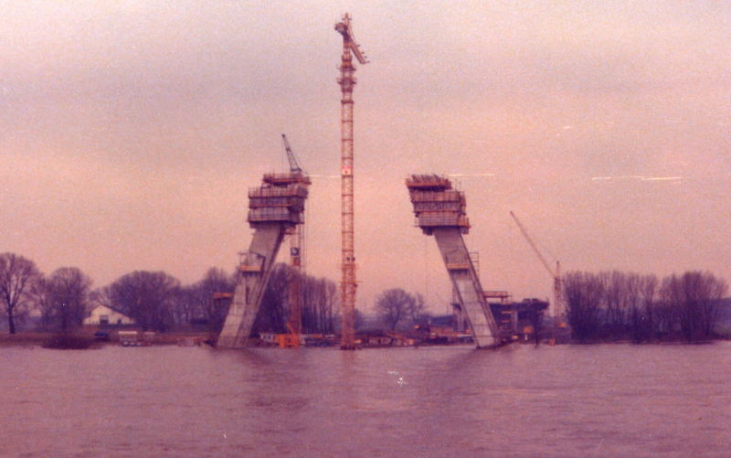 Fleher Brücke 1977 im Bau