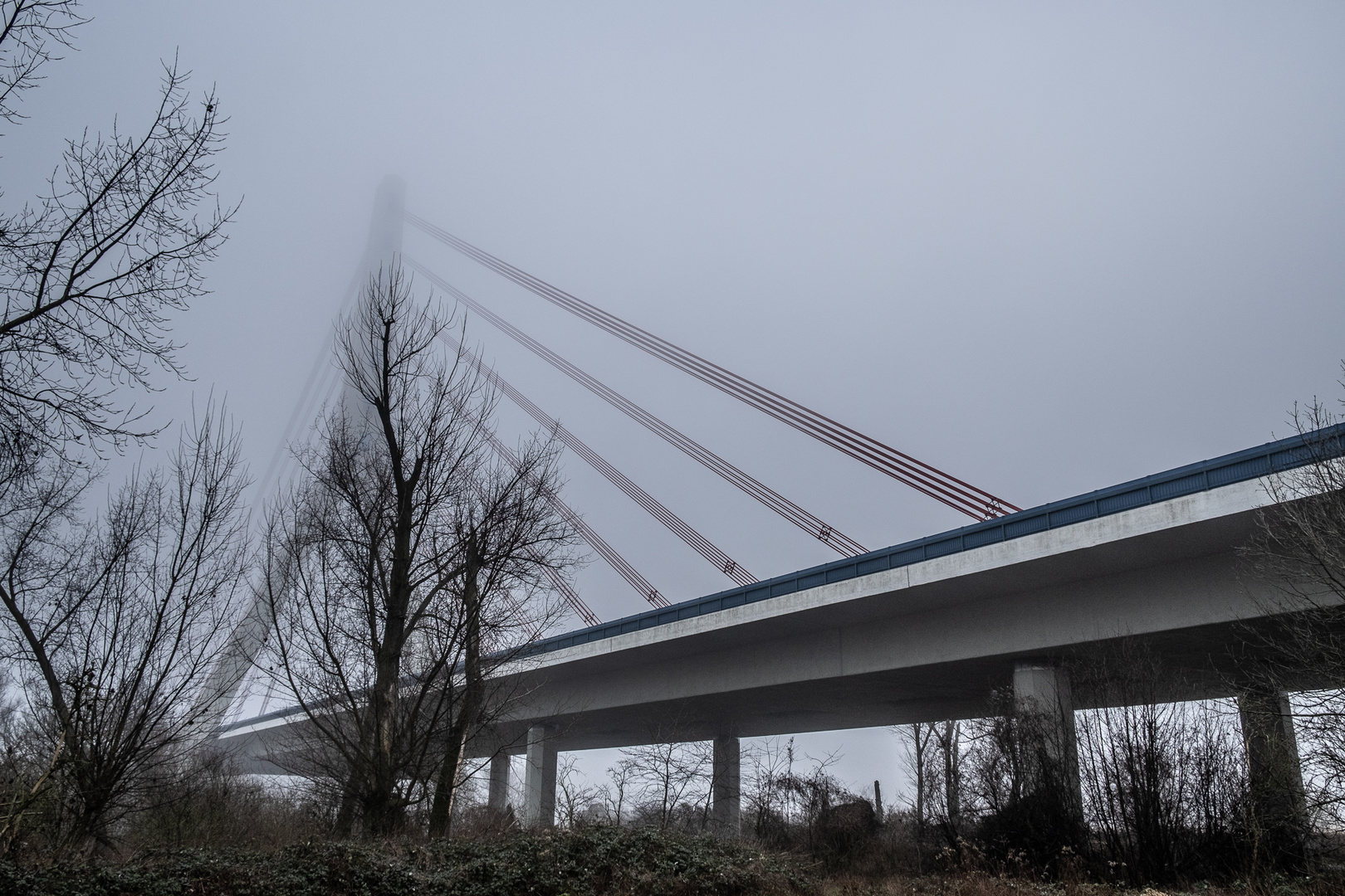 Fleher Brücke A46 Düsseldorf im Nebel