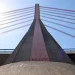 Fleher Brücke Blick vom Fuß des Pylons