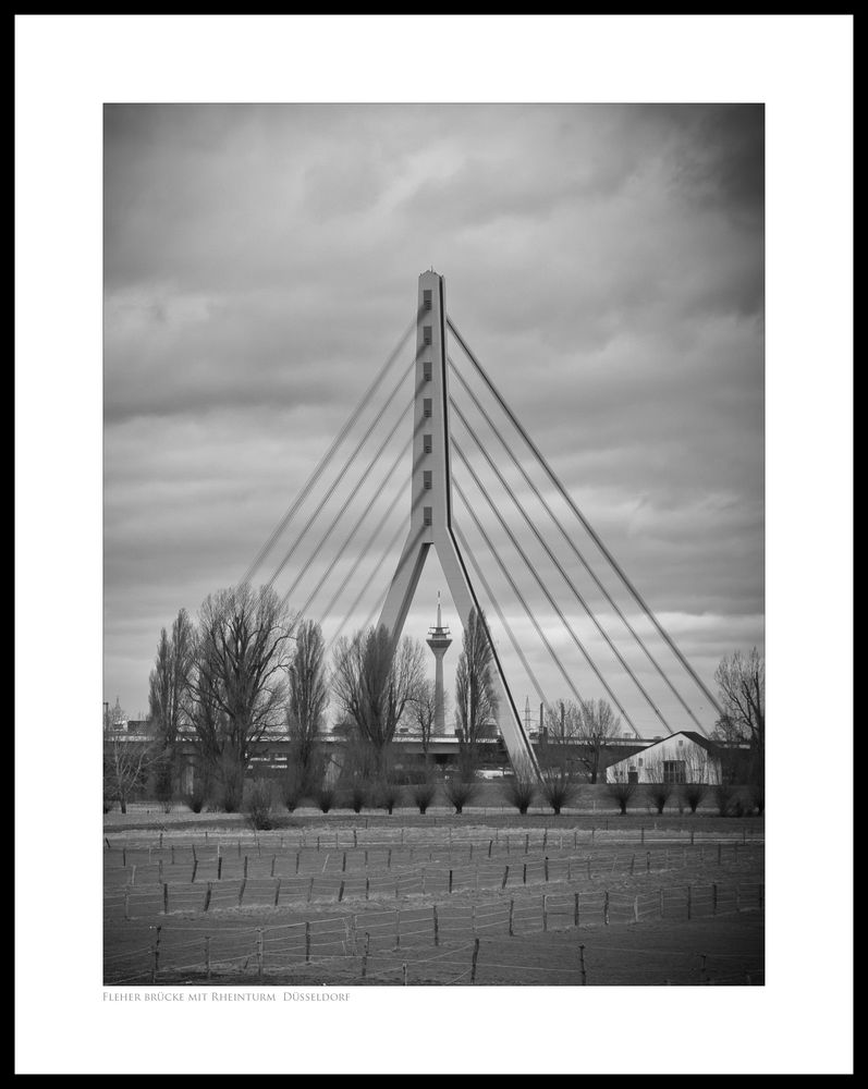 Fleher Brücke mit Rheinturm Düsseldorf